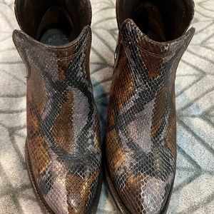 NWOT, Ariat Dixon R toed snake skin